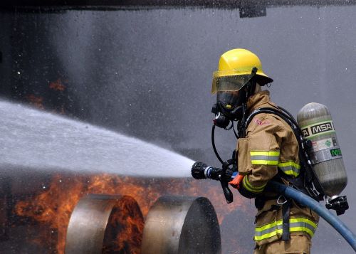 US Navy 080730 N 5277R 003 A Commander Naval Forces Japan firefighter douses a fire on a dummy aircraft during the annual off station mishap drill at Naval Support Facility Kamiseya - خانه - جدید